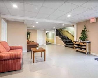 Econo Lodge Inn & Suites - Tilton