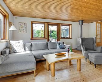 Beautiful home in Dronningmølle - Dronningmølle - Living room
