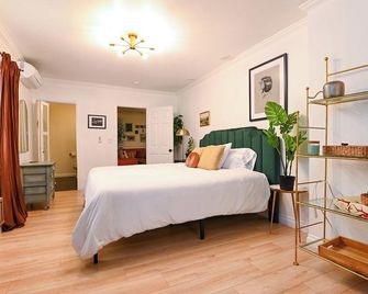 Immaculate 3bdr Private Bungalow, Walk to Beach! - Long Beach - Habitación