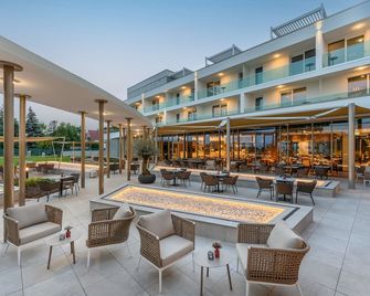 هوتل فينيفيرا واين آند سبا - بالاتونفوريد - شرفة مرصوفة