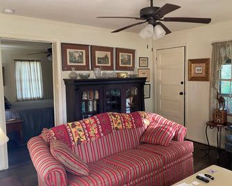 Cozy Cottage on Creek 1/2 mi. from Barnsley Resort - No Cleaning or Pet Fees - Adairsville - Wohnzimmer
