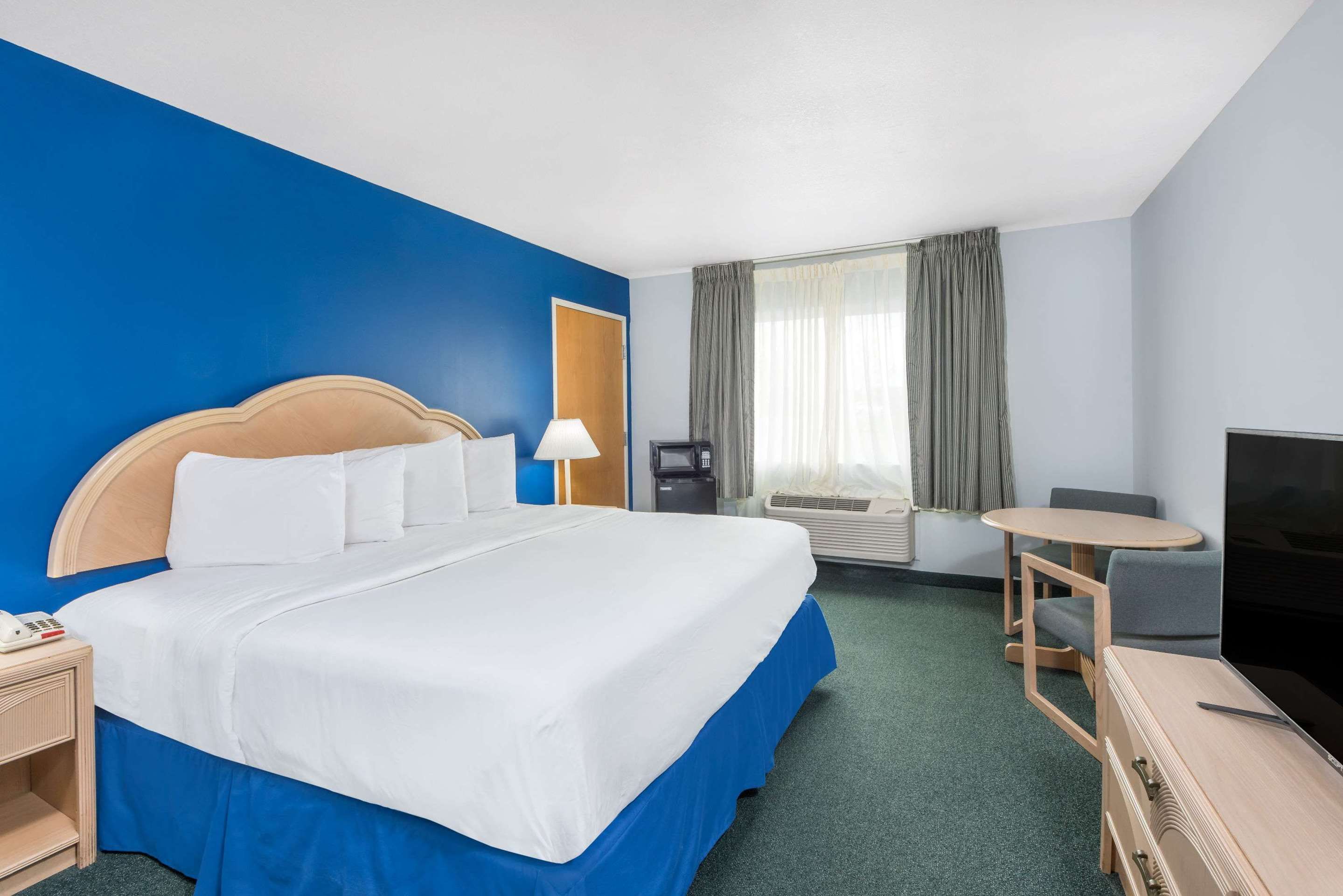 Days Inn by Wyndham Osage Beach Lake of the Ozarks - Osage Beach - Bedroom
