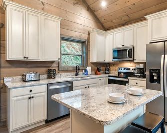 Beautiful Smoky Mountain Views with Hot Tub Game Room - Gatlinburg - Kitchen