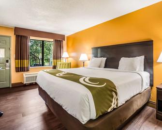 Quality Inn and Suites Corinth West - Corinth - Спальня