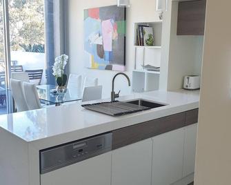 Modern Luxury! 2b2b Apt, Water View, Location For Work Or Relaxation. - Gosford - Keuken