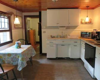 Cottage II a very special, quaint and charming place to rest, relax and - Fairview - Cocina