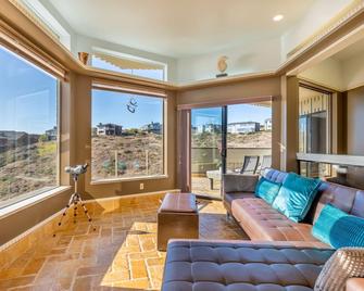 Above and Beyond! Hot tub! Endless Views! Rooftop Patio! Fast WiFi!! Dog Friendly! - Dillon Beach - Living room