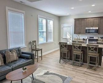 Over the Railroad, Private Modern Farmhouse w/ Late Checkout - Elizabeth City
