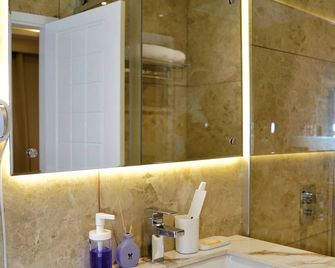 Hotel Essence Grandeur - Guwahati - Badkamer
