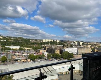 2 bedrooms, 2 bathrooms Stunning Penthouse City View - Bradford - Balkon