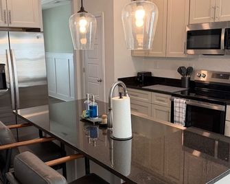 The Horse Park House - 5 Bedrooms, Brand New! - Raeford - Cocina