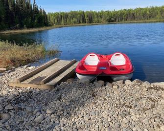 Rare find! Lakefront Getaway - 2bdrms on 5 wooded acres w/EV charger available - Willow