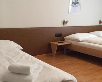 Hotel Stadthof Glarus - Glarus - Slaapkamer