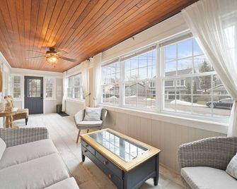 Hot Tub Haven! Steps to Bay Beach! Guest favourite - Crystal Beach - Living room