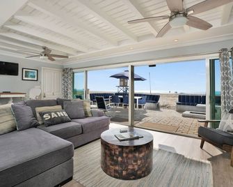 Spectacular Beachfront Luxury Lower Unit - Patio on the Sand - Newport Beach - Vardagsrum