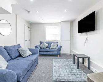 Luxury 5 Bedroom Holiday Home Within Prescot - Prescot - Living room