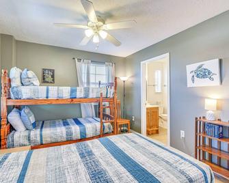 Walk to Shore Crystal Beach Home with Deck! - Crystal Beach - Bedroom