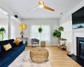 Mid-Term Peaceful, Central, & Move In Ready Rental — 10 Min to Downtown Raleigh! - Raleigh - Salon