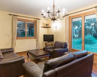 Villa spacieuse à Concarneau avec piscine privée - Concarneau - Living room