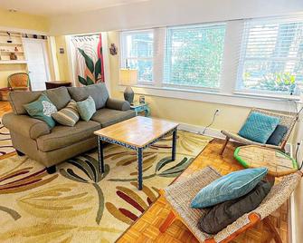 Central Location Beach Access Bbq Patio Cottage - Long Beach - Sala de estar