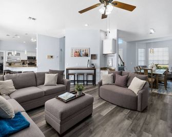 5 Bedrm Paradise W/ Your Own Pool + Lazy River - Spring Hill - Living room
