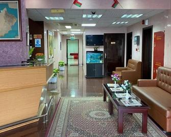 Azaiba Hotel Apartments - Muscat - Front desk