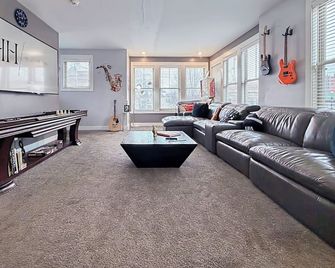 Rock N Rooftop W/Skyline Views+80 in tv, Pinball, Shuffleboard and more! - Cleveland - Sala de estar