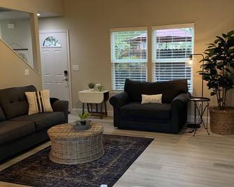 Charming home located in the Historic District of Folsom . - Folsom - Living room