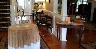 The Victoria Inn Bed & Breakfast and Pavilion - Hampton - Front desk