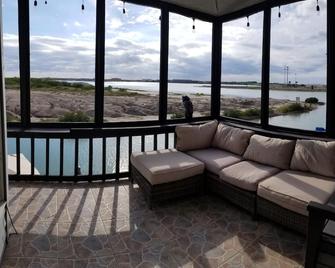 Sea Cottage with easy boat access. Near Space X - Port Isabel - Вітальня