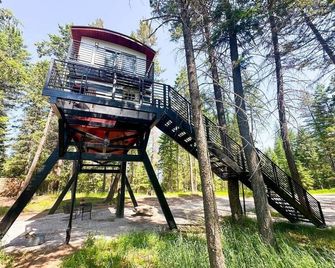 The Beverly Boat at Montana Treehouse Retreat - Columbia Falls
