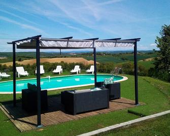 Polfages Where The Mountains Meet The Sea, 3 Gites With Pool And Stunning Views - Pécharic-et-le-Py - Piscina