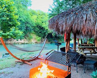 Son's River Ranch Glamping Cabin 27 - Kingsbury - Patio