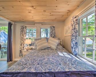 Lush Edgecomb Studio Cottage with Fire Table! - Edgecomb - Habitación