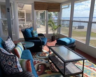 Experience tranquility in this spacious 4- bedroom house on Lake D'Arbonne. - Farmerville - Living room