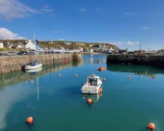 The Portpatrick Pad - A cosy 3 bed cottage, w. sea views & garden office - Portpatrick