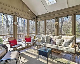 Peaceful Goshen Cottage with Screened Porch and Views! - Goshen - Lounge
