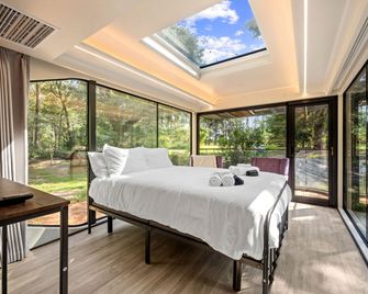 Futuristic Pod Glamping Retreat with Pond Views in South Carolina - Saint Stephen - Bedroom