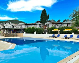 Native Hotel - Олуденіз - Басейн