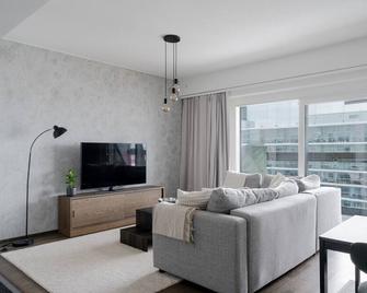 Modern 1BR Apartment with Balcony at Tripla Pasila, 5 mins to Helsinki City Center - Helsinki - Stue