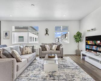 Eclectic Spacious Townhouse w/ 3 BR and 3 BA - American Fork - Living room