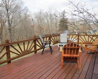 A nice view of the woods awaits you from the countryside kitchen window and deck - Sullivan - Parveke
