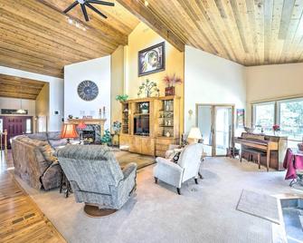 Serene Monument Sanctuary w/ Patio & Fire Pit! - Monument - Sala de estar