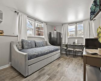 Studio1116e/Petfriendly/Wifi/Bigtv/Pkg/Neardowntown Aurora. - Aurora - Living room