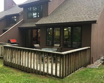 Ski condo a mile from Stratton Mtn, shuttle bus and wood included. No Pets. - Jamaica - Building