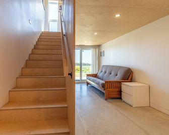 Modern Coastal Escape Surrounded by Meadows, Marshes, Rivers & Ocean Views - Yarmouth - Escaleras