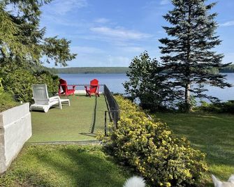 Chalet Bord de L'eau, Directement Voisin de Parc Orford - Eastman - Patio