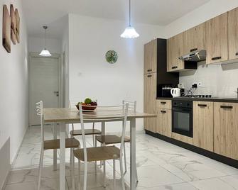 2 Bedroom apartment close to the beach - Saint Paul’s Bay - Restaurant