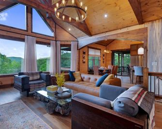 Experience Green Peaks Retreat, Epic Mtn Views, Sauna, Hot-Tub, Fire-Pit, Games - Cherry Log - Living room