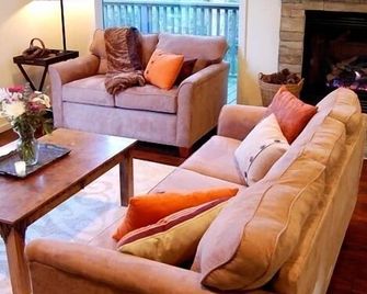 Enchanted Oaks~Lovely Retreat in the Treetops~Gorgeous, Peaceful, Private - Carmel-by-the-Sea - Living room